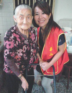 从公关到公益 台湾美女返乡服务老人的温暖转身